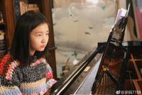 多多弹琴变身文艺少女 侧颜出镜安静温柔淑女十足