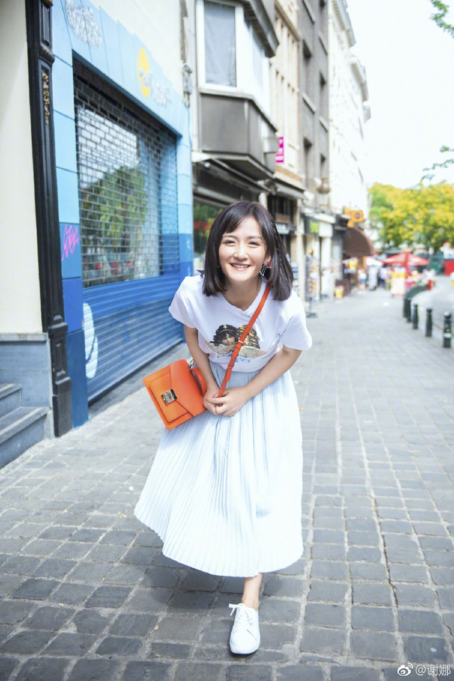 新浪娱乐讯 9月19日,谢娜在自己微博上传一组照片,并配