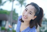 马苏旅行不忘拍照留念 穿连衣裙笑容甜美身材很苗条