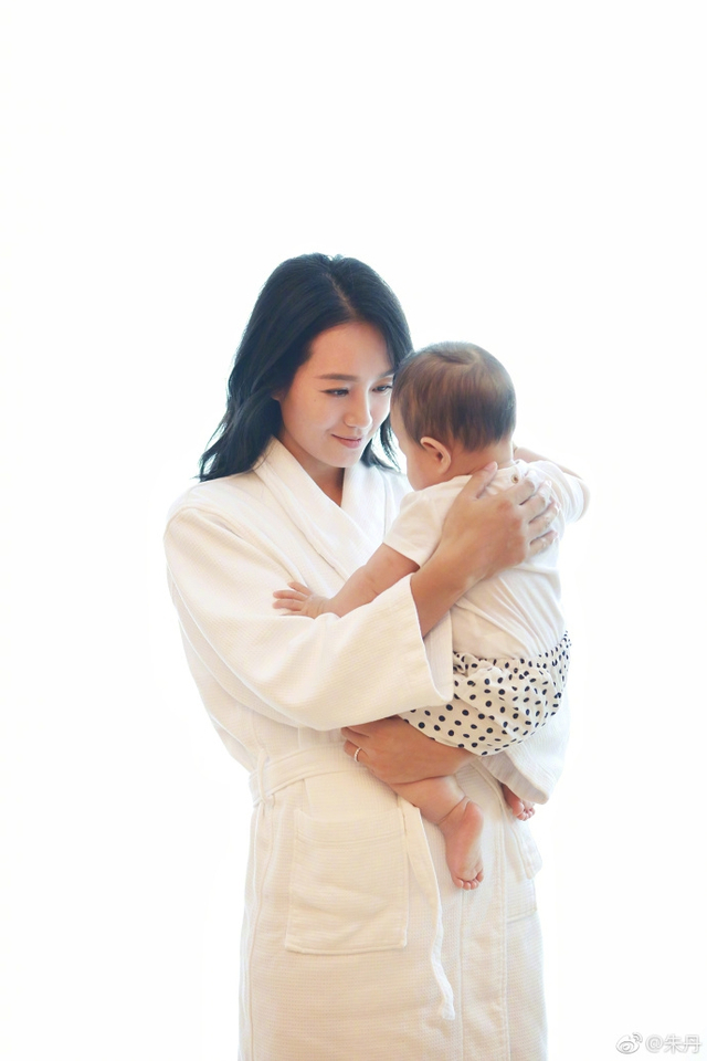 朱丹和女儿温情拥抱