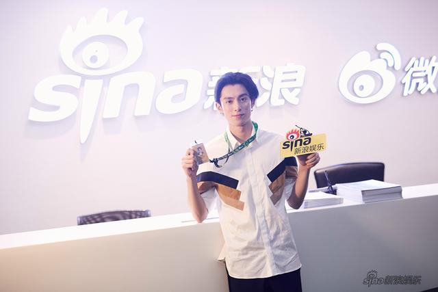 王鹤棣兼职新浪娱乐星小编