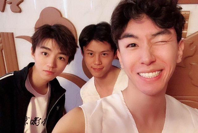 网红滤镜再添"受害者"?王俊凯与同学合影秒变大