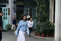 网友厦门偶遇关晓彤拍戏 打扮青春甜美状态好