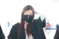 虞书欣戴方形墨镜遮面气场十足 穿黑色宽肩马甲酷飒干练