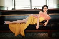 乔欣明艳鹅黄高开衩裙造型曝光 对镜托腮睡美人姿势秀长腿