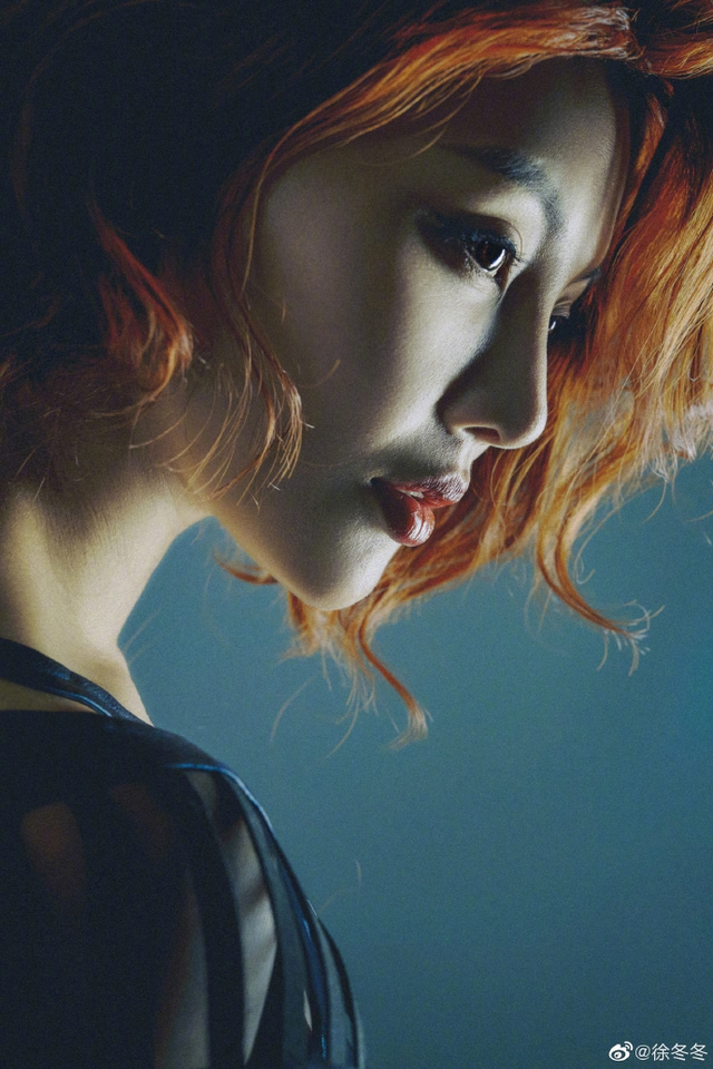 徐冬冬晒火辣红发造型 中国版"黑寡妇"曲线毕露