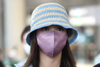 Twins合体现身机场获粉丝簇拥 两人打扮休闲舒适很是低调
