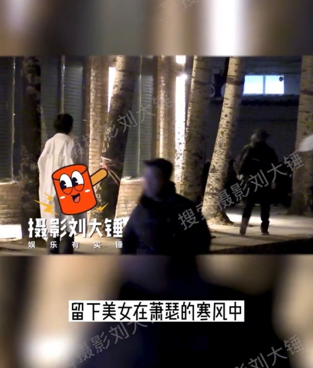 组图：包贝尔与女友人深夜酒吧相约 打扮低调离开时头也不回