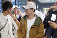张颂文穿棕色外套抵达机场 获粉丝簇拥人气好高