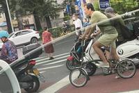 廖凡骑自行车出街被偶遇 低调穿搭留着胡子很是随性