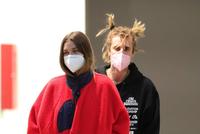 比伯扎满头小辫和老婆约会 海莉双手插袋走在前超有范