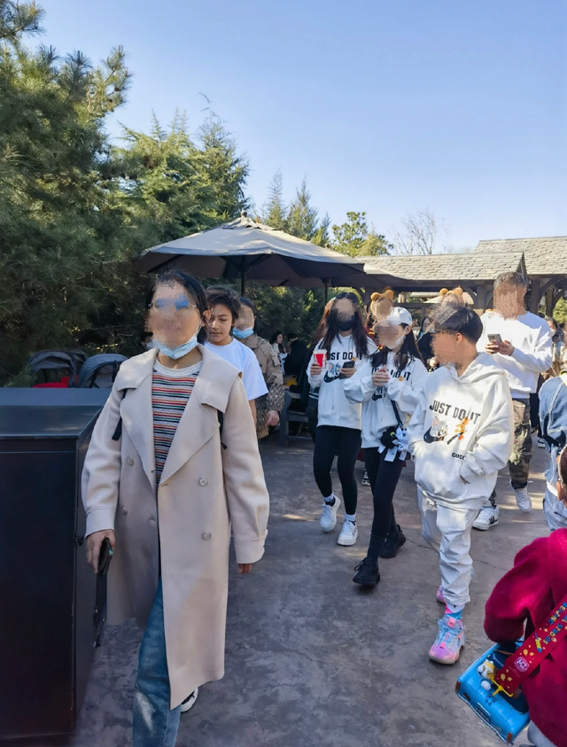 诺一游玩环球影城被偶遇 五官立体帅气活力十足_新浪图片