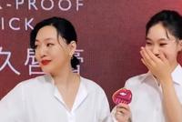 组图:小S和二女儿Lily一同亮相 二人逗趣互动生图状态好