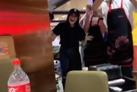 刘浩存吃火锅被偶遇 给路人唱生日歌笑容好甜