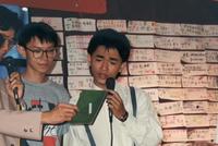 吴宗宪分享20岁青涩旧照 穿白色衬衫搭配背带裤青春有活力