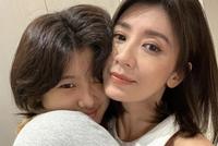 贾静雯女儿分享假期家人合照 与小S大女儿自拍好甜美