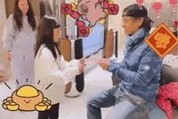 舒淇冯德伦为林熙蕾女儿发红包 一脸慈爱场面温馨