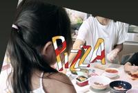 昆凌晒和女儿居家做披萨照片 小周周扎高马尾认真烹饪