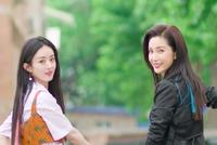 李冰冰赵丽颖合体似姐妹花 回眸一笑优雅迷人背影杀好绝