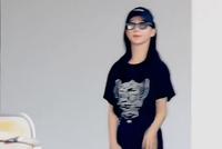 杨紫最新机场路透图释出 超黑look搭配墨镜好酷