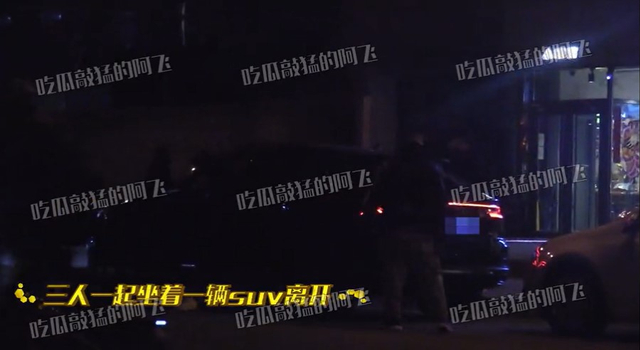 组图：郭麒麟被拍到与粉衣女子接吻后 与另一女生从家外出