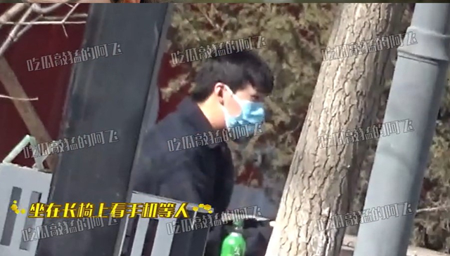 组图：郭麒麟被拍到与粉衣女子接吻后 与另一女生从家外出