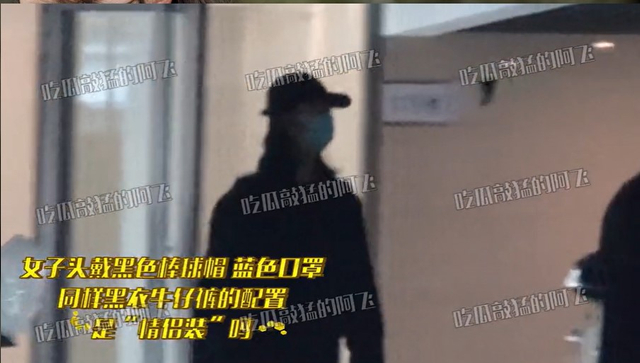 组图：郭麒麟被拍到与粉衣女子接吻后 与另一女生从家外出