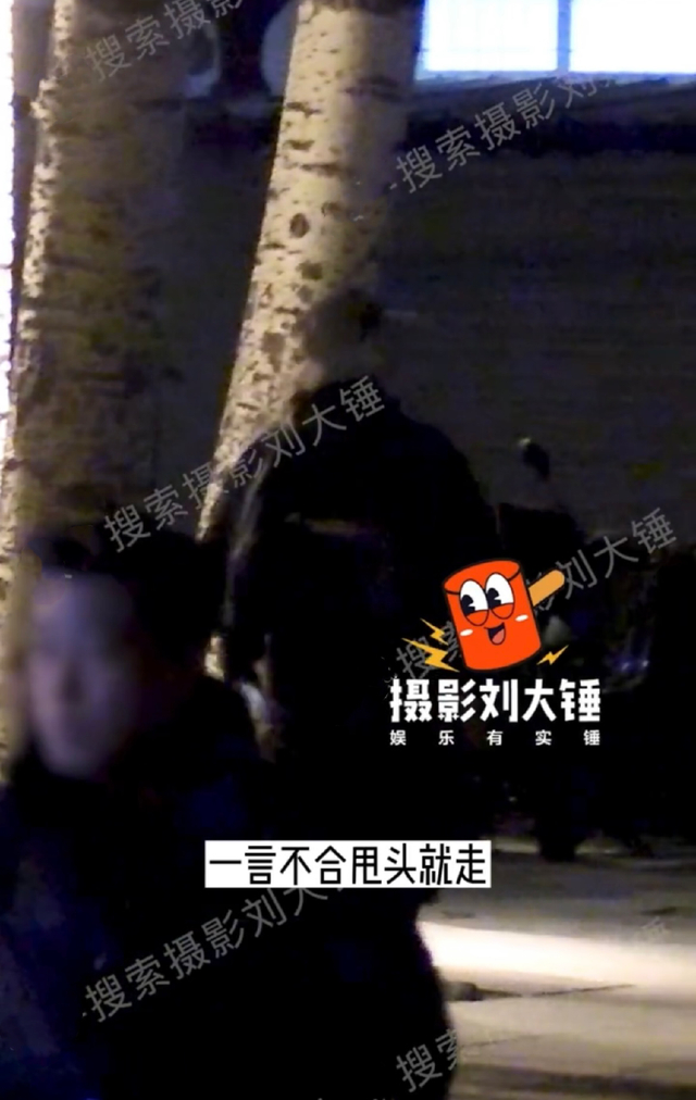 组图：包贝尔与女友人深夜酒吧相约 打扮低调离开时头也不回