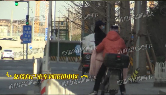 组图：郭麒麟被拍到与粉衣女子接吻后 与另一女生从家外出
