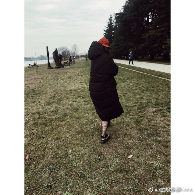 欧阳娜娜穿网袜露小细腿