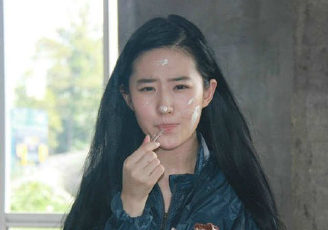 刘亦菲素颜庆生照曝光 脸上糊奶油表情可爱_新浪图片