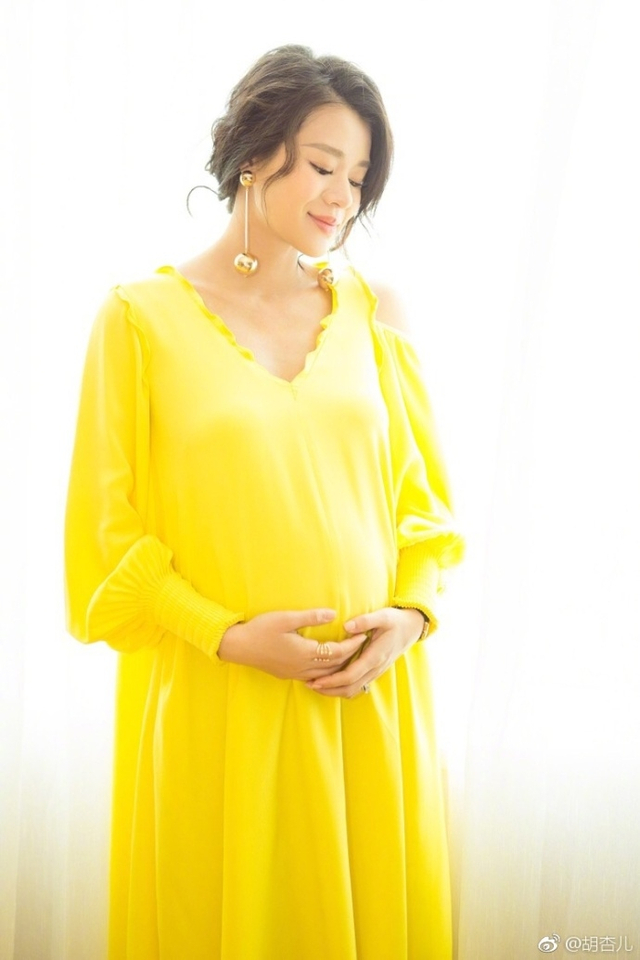 孕妈胡杏儿分享孕期日记 穿黄裙露香肩美丽大方_新浪图片