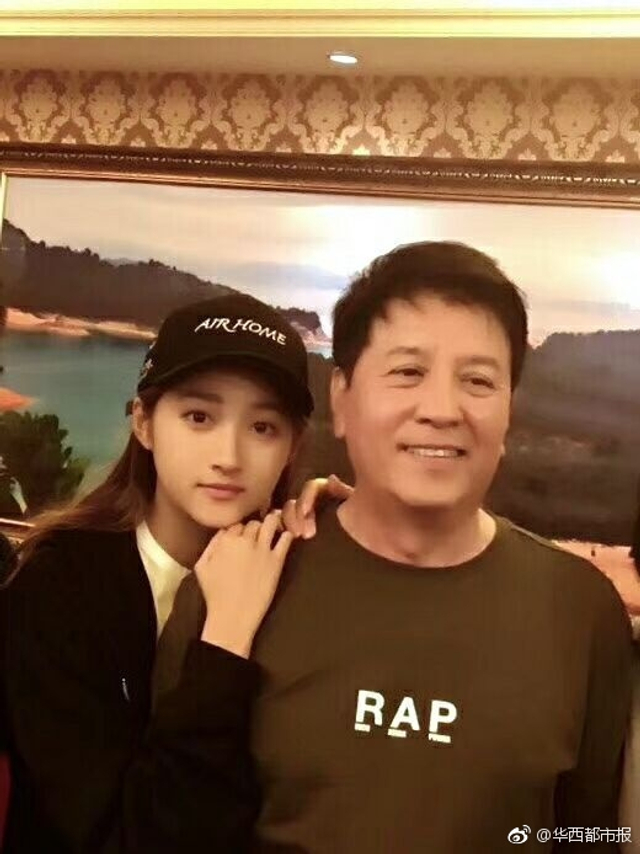 关晓彤的父亲关少曾称恋爱属实,但有关的细节,作为父亲不方便透露.