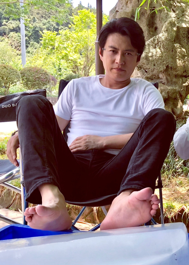 对视不敢超过10秒!靳东新造型变洗剪吹 网友吐槽:辣眼