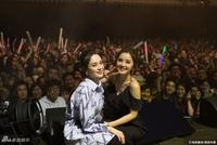 Twins再合体!阿Sa低胸吊带秀香肩 阿娇将飞LA筹备婚礼