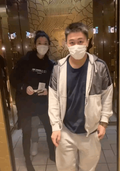 遭偷拍何猷君怒挡镜头 奚梦瑶温柔安抚尽显高情商