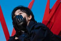 组图:杨幂黑色羽毛上衣利落飒爽 俏皮短发让人眼前一亮