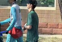 王一博高尔夫球场打球被偶遇 穿着运动休闲挥杆姿势帅气