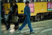 王源穿牛仔套装漫步夜色街头 少年感眼眸清澈治愈