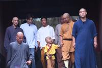王宝强重返少林寺 与僧侣互动演武状态好