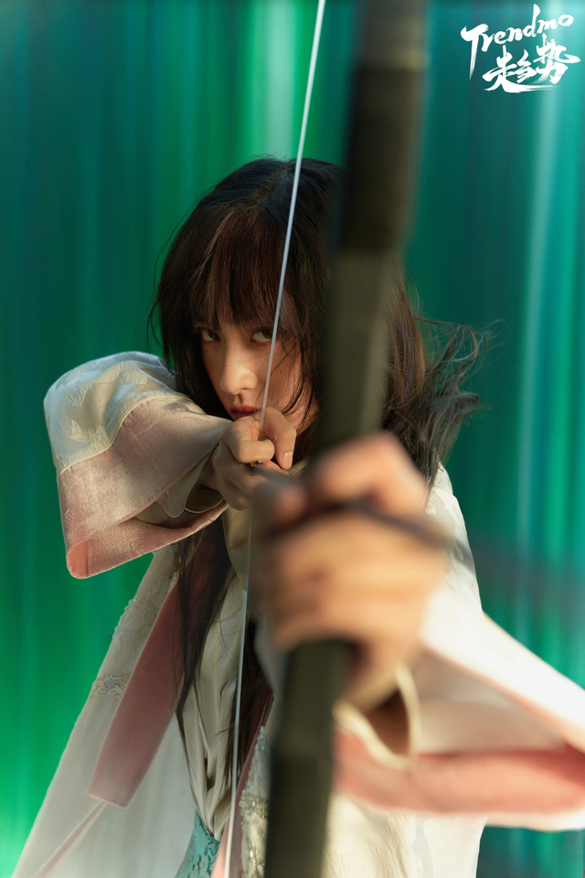 沈月中国风大片超惊艳 长发拉弓飒爽十足