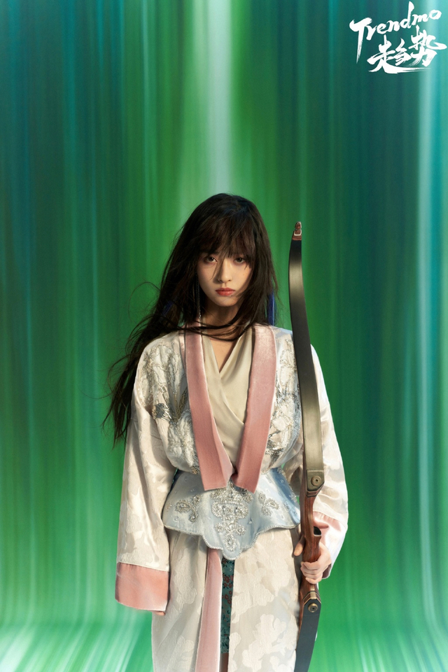 沈月中国风大片超惊艳 长发拉弓飒爽十足