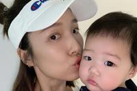 王祖蓝娇妻晒与小女儿合影 嘟嘴亲吻女儿肉嘟嘟脸蛋很温馨