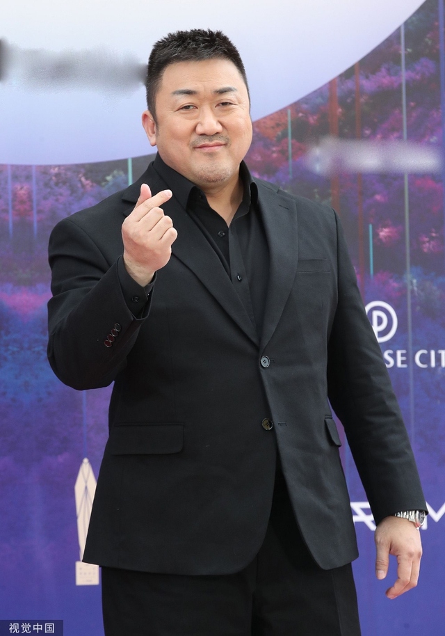 组图：第59届百想艺术大赏红毯 汤唯IU宋慧乔林智妍马东锡等亮相