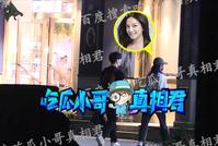 赵薇深夜与男子同出公寓逛超市 选购冰淇淋对话熟络