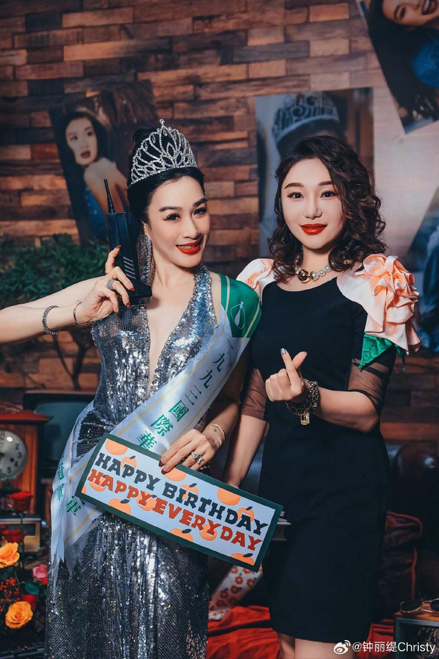 钟丽缇晒53岁生日派对照 与张伦硕亲吻大秀恩爱_新浪图片