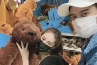 郭品超与女友逛街 两人穿羊羔毛情侣装玩偶店自拍似偶像剧