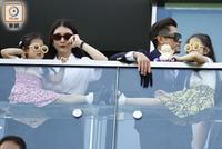 郭富城带老婆方媛和女儿现身马场 两个女儿愈大愈精灵可爱