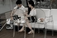 嗯哼受伤拄拐脚踝戴护具 妈妈霍思燕陪儿子就诊