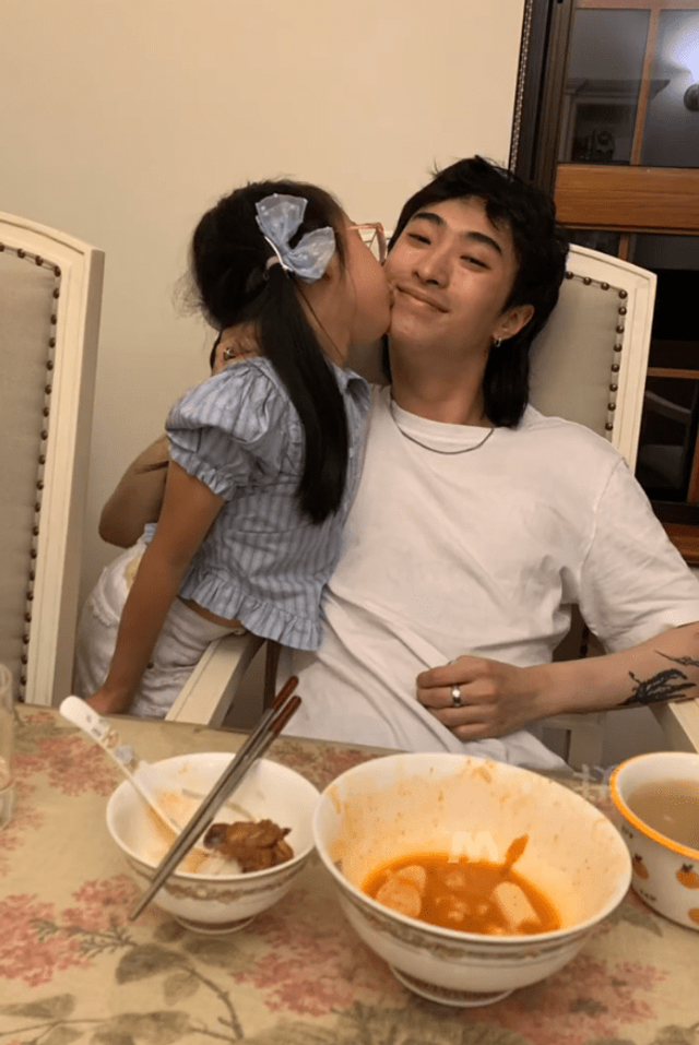 伊能静给儿子写长信 晒庾恩利与小米粒愉快日常_新浪图片